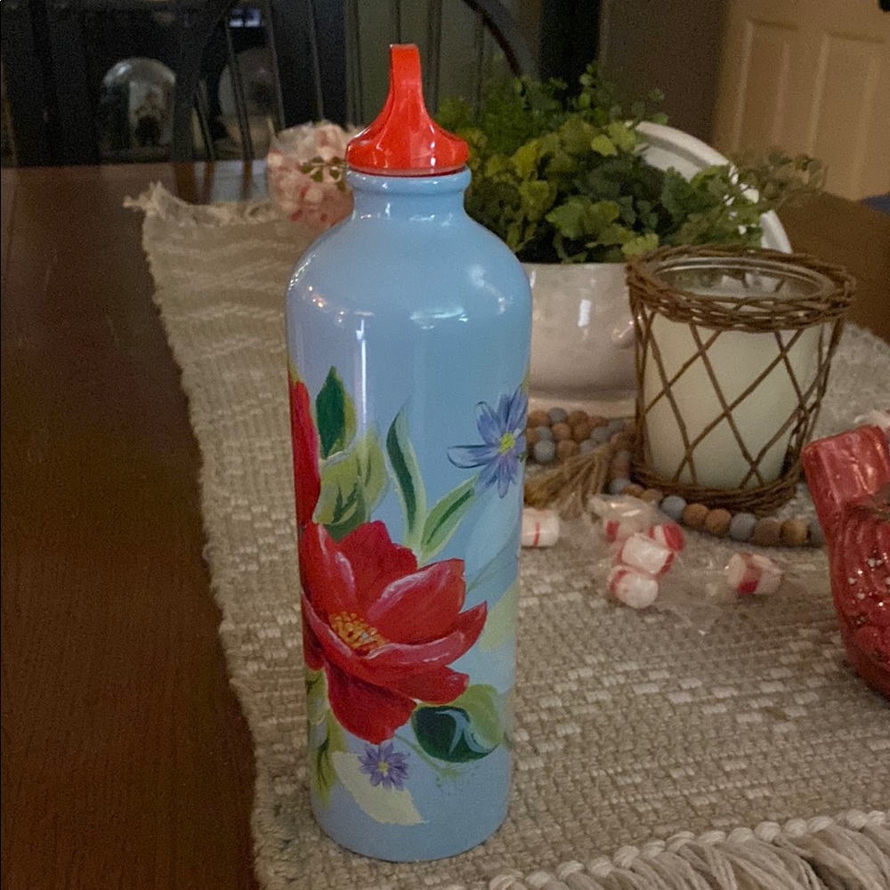 ❤️PIONEER WOMAN Floral Blue Drink Container with Red Accents